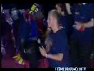 GUDJOHNSEN  celebrates with Barca fans