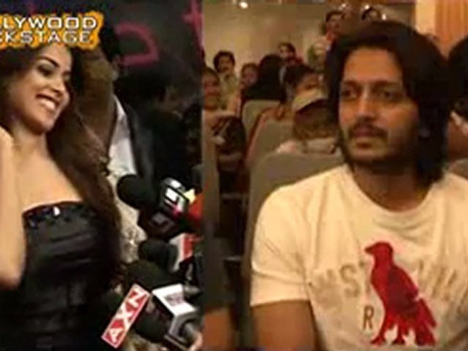 Ritesh & Genelia Dsouza gets COZY!