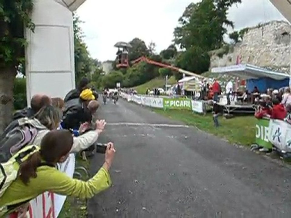 Arrivée Féminines National Route UFOLEP 2011 à Coucy le Chateau