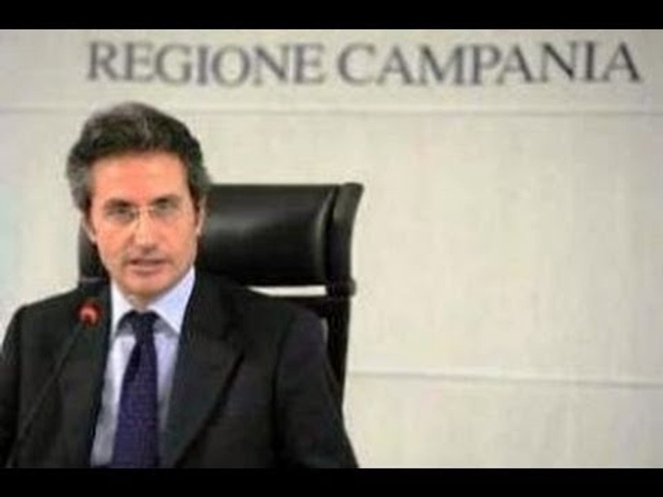 Campania - Rifiuti, Caldoro firma il decreto