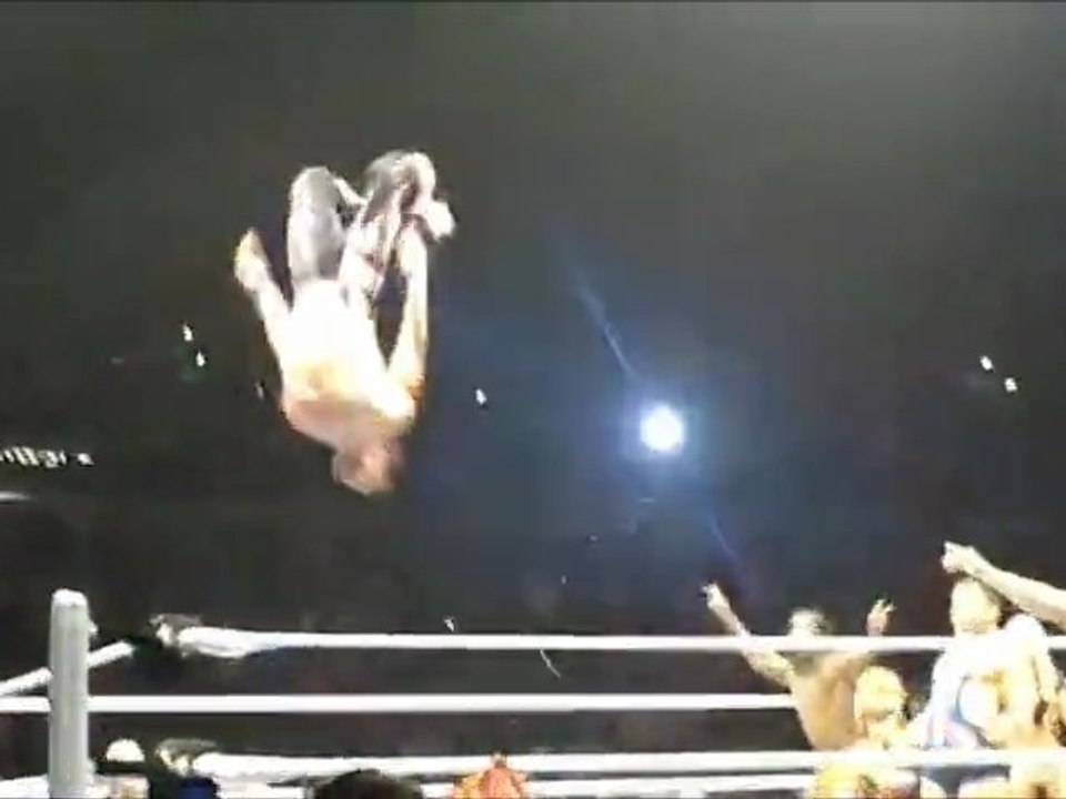 CM Punk se fait démonter .