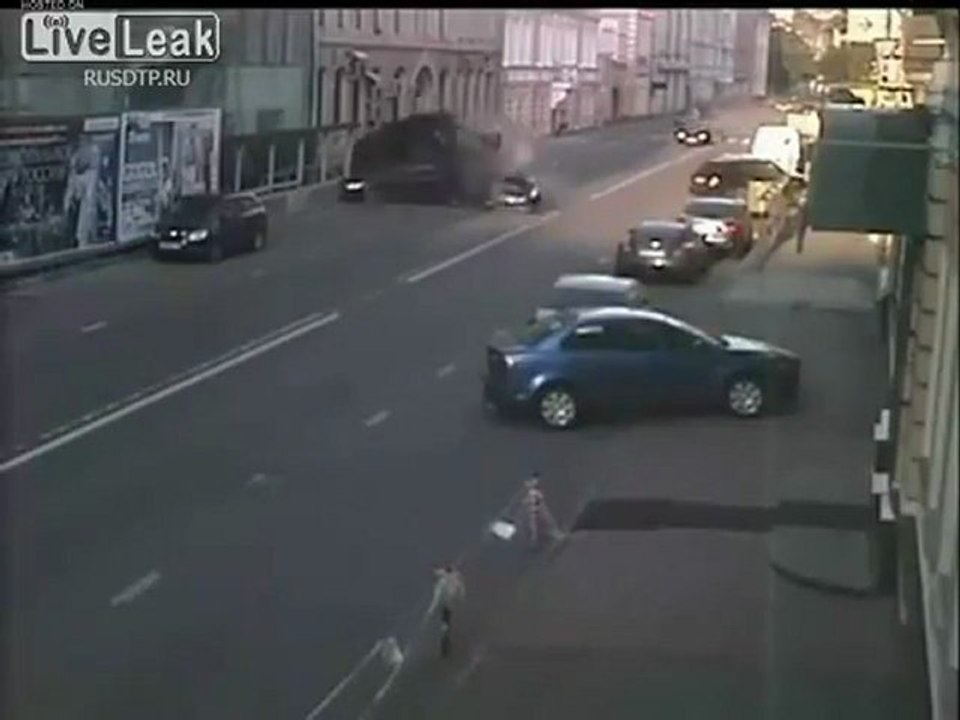 Nissan GT-R Ramming mehrere Autos High Speed