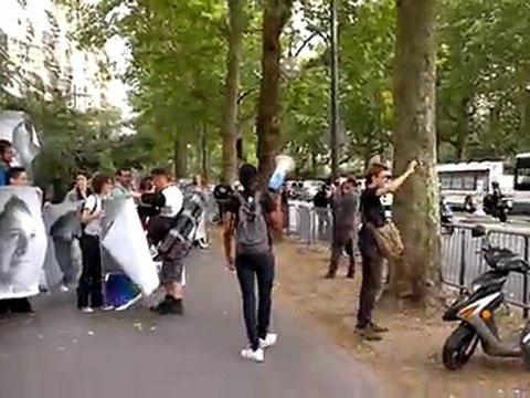 Manifestation à Paris devant l'ambassade de Russie pour la légalisation de la Gay Pride de Moscou