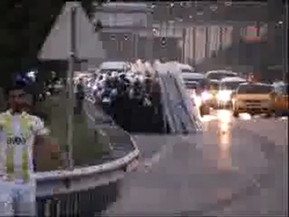 110710155_POLIS_YURUYUS_YAPAN_FENERBAHCELI_GRUBA_MUDAHALE_ET