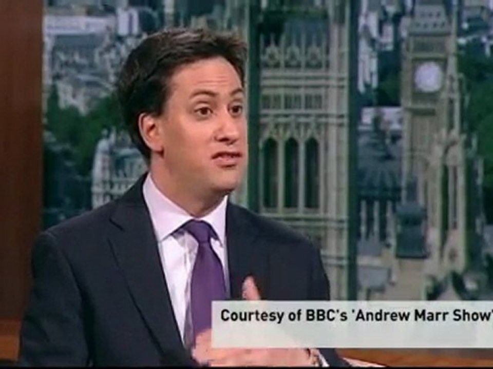 Rupert Murdoch flies into hacking storm