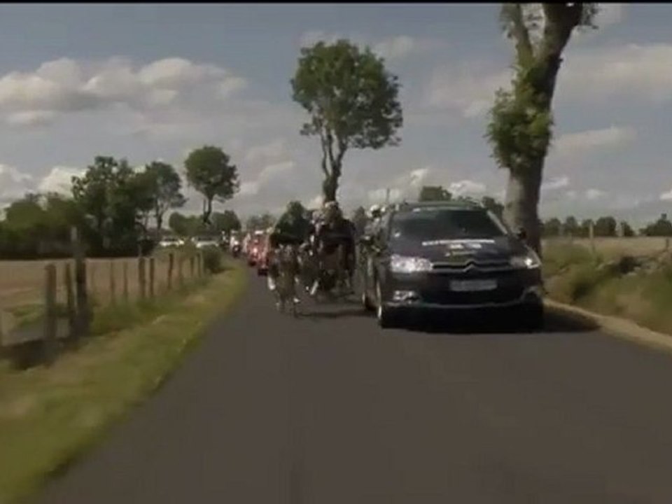 Bizarre Crash in Tour de France Fail