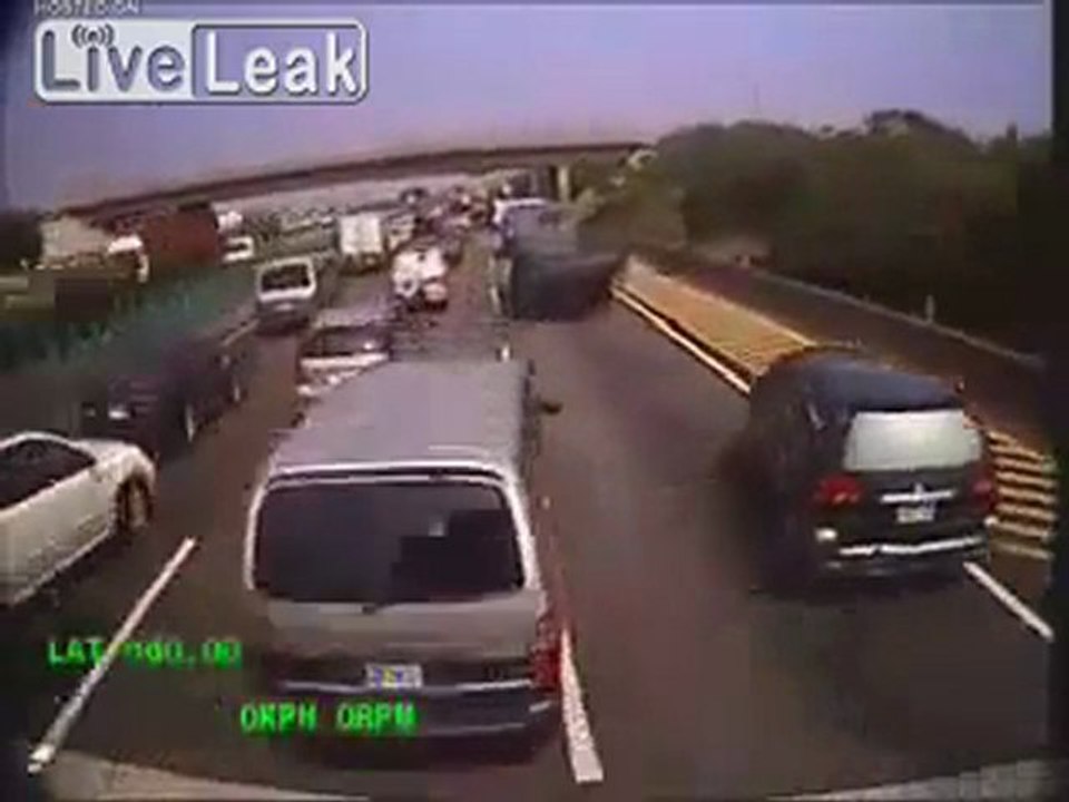 Crash auf der Autobahn, mit verschiedenen Blickrichtungen. Big Truck dauert viele auf dem Weg