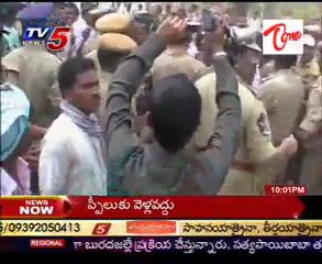 T Protesters throwed Eggs on Cong Ministers Convoy