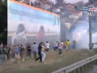 Polis taraftarı gaz bombasıyla durdurdu