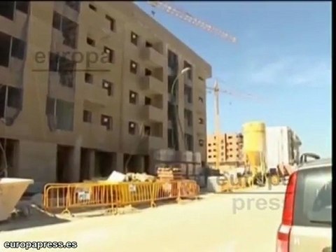 La compraventa de vivienda modera su caída