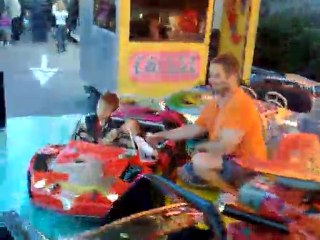 02-07-2011 noa a la foire mon 1 tour de caroussel avec parrain