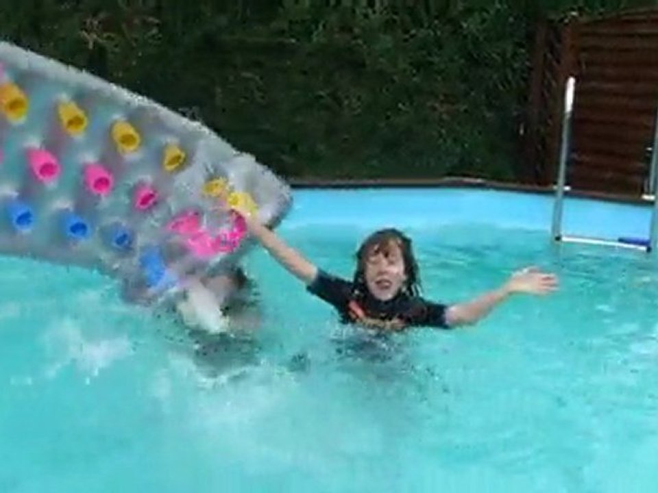 Marie et Amandine dans la piscine