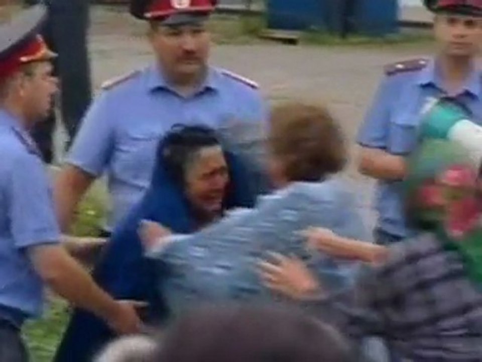 Search for bodies after Russian tourist boat sinks