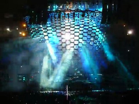 L'écran est déployé!!! U2 08 Juillet Montréal