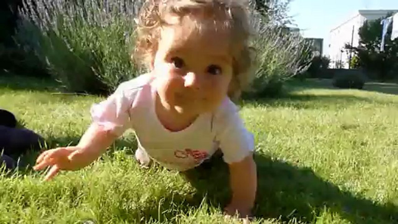 Solène à quatre pattes chez Mamie Joëlle