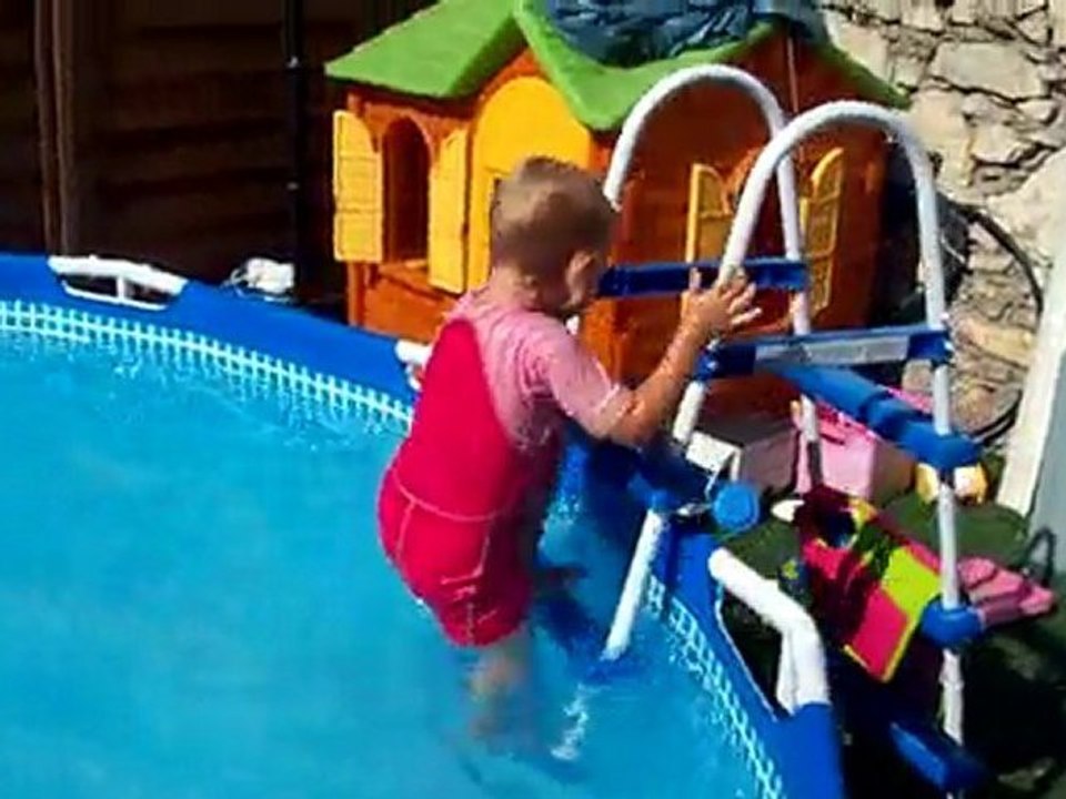 Nina apprends à nager sans gilet