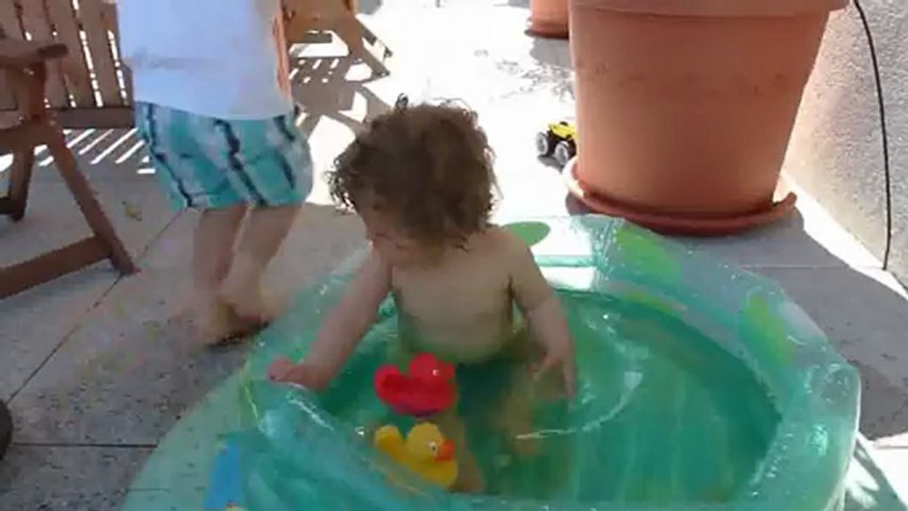 Solène dans la piscine de Joshua
