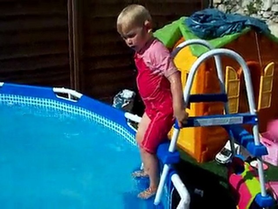 Nina apprend à plonger