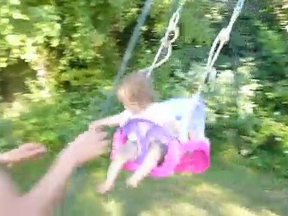 Solène fait de la balançoire