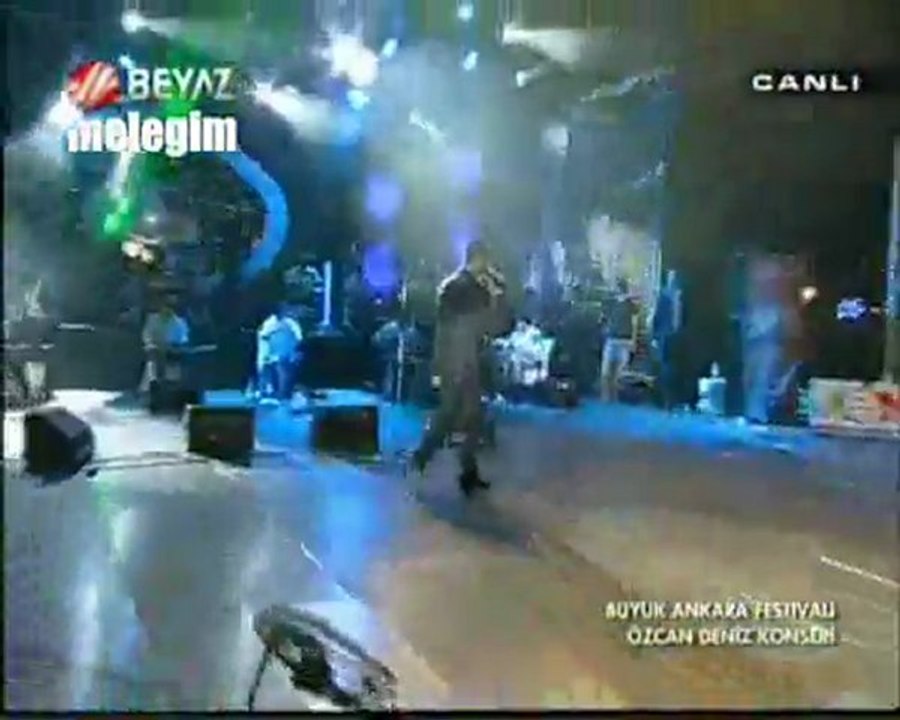 Özcan Deniz-Yaktın Yandırdın Beni-4.Büyük Ankara Festivali-(10.07.2011)