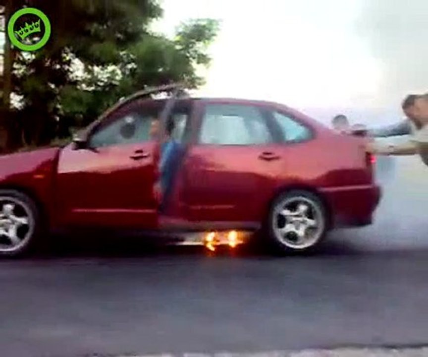 Car macht Selbstentzündung Fail