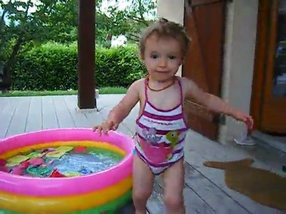 Justine dans sa piscine ...