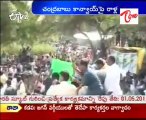 Y.S.Jagan's Protesters Attacked on Chandrababu Convoy with Stones,Chappals