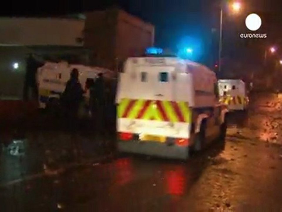 Kuzey İrlanda'da Protestanlar polisle çatıştı
