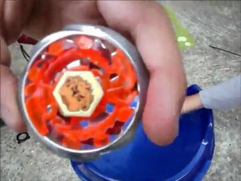 combat de toupie beyblade burn fireblaze VS toupie sans marque