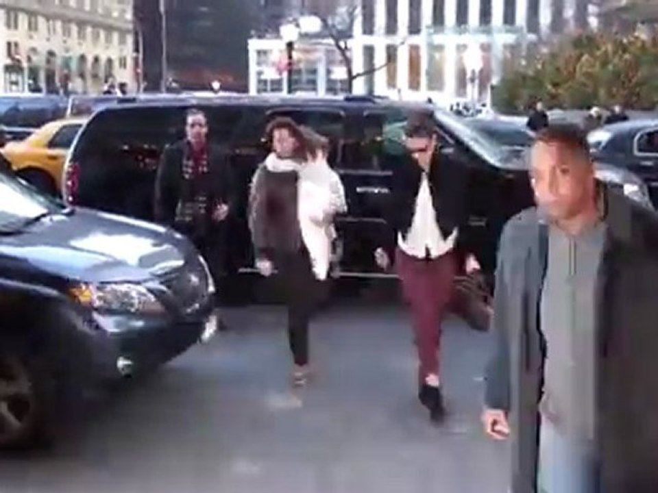 Exklusiv: Katie Holmes sagt, dass Tom Cruise ein männlicher Romantiker ist