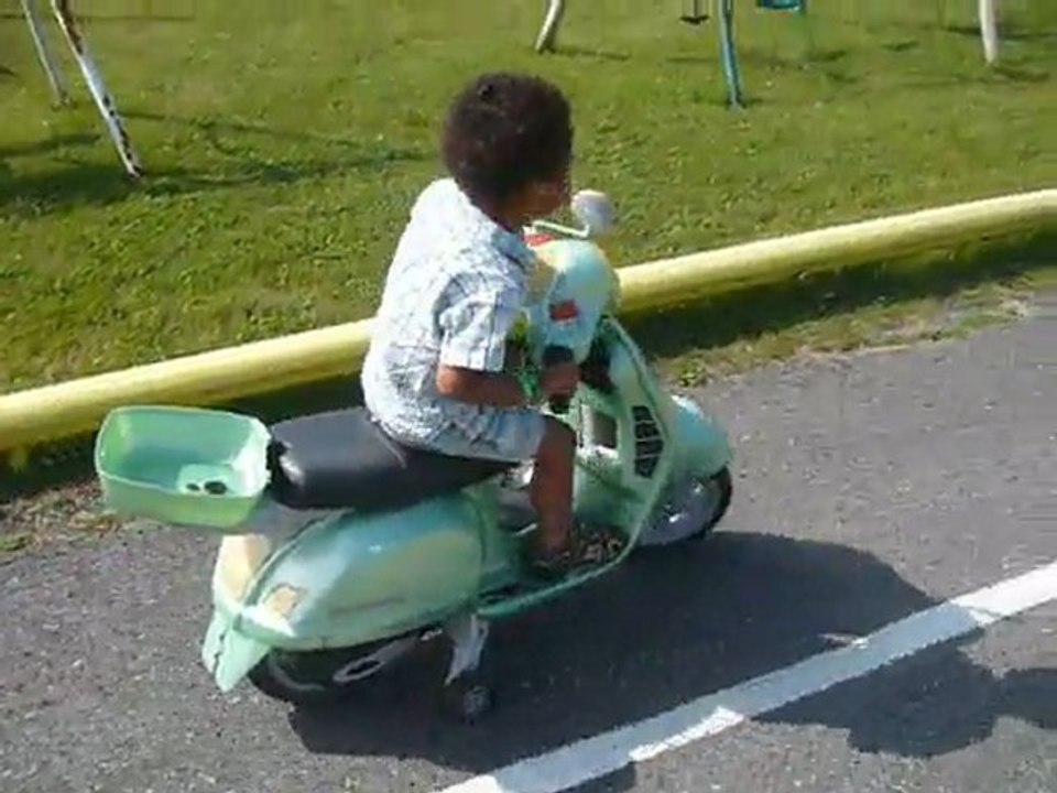 Malik et le scooter!!