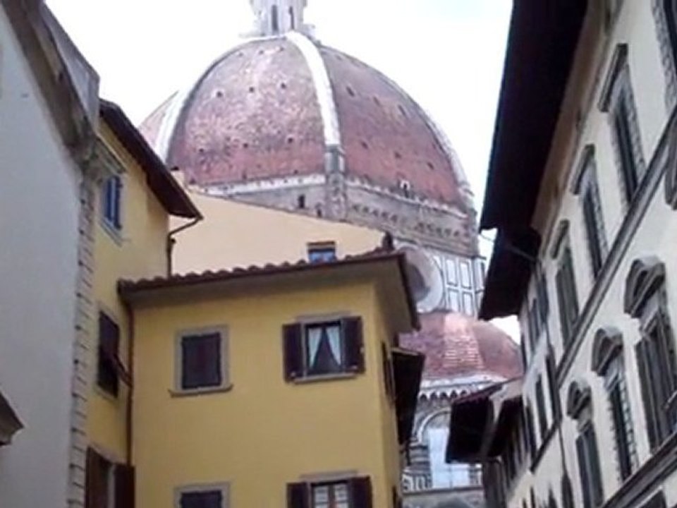 The narrow streets of Florence and the Duomo