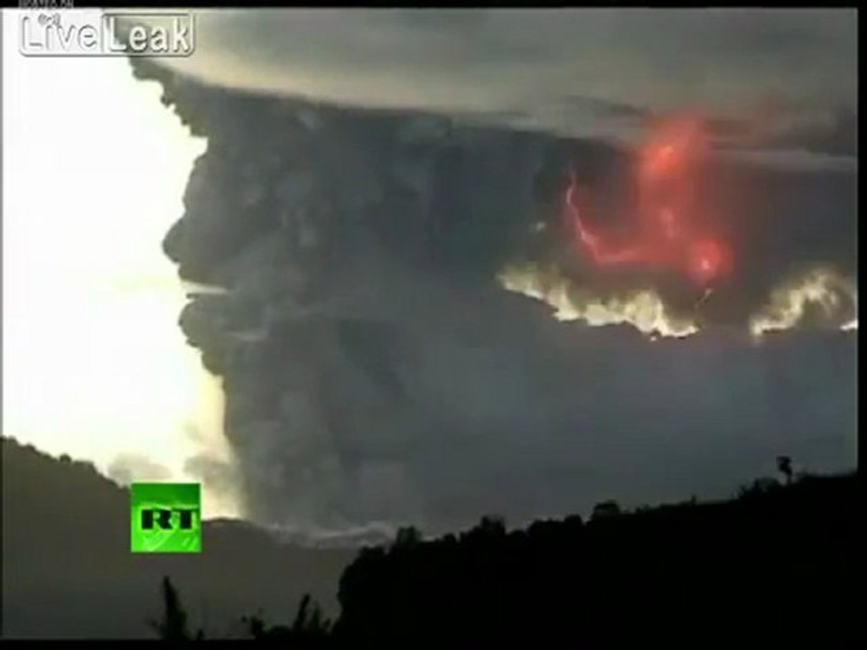 Spektakuläre Video von Blitzen in Chile Puyehue Vulkan Aschewolke