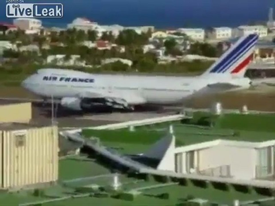 Jumbo Jet vs Leute am Strand