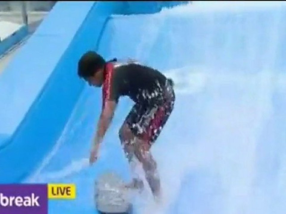 Reporter macht einen Faceplant in Live Show  Fail