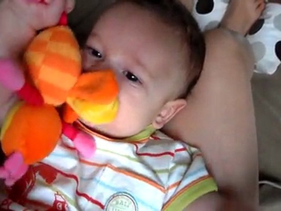 Jules mange Louna l'abeille