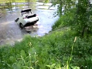 Close Kofferraum, in der Nähe Kofferraum! - Auto zieht schief geht, lol Fail