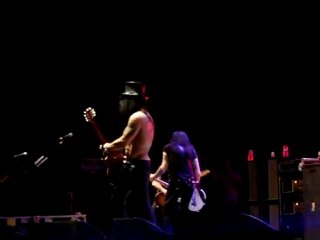 Slash Feat. Myles Kennedy - Mr Brownstone - Zenith Paris 12 juillet 2011 .