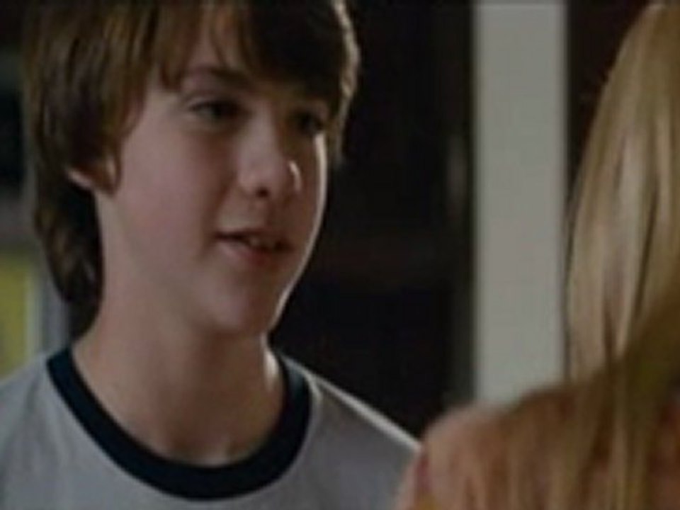 Scene uit Super 8 - Playing a Zombie - vanaf 27 juli overal in de zalen!