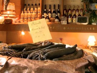 Il se chauffe et s'éclaire avec la graisse de ses andouilles