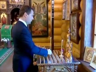 Russian boat victim families bury their dead