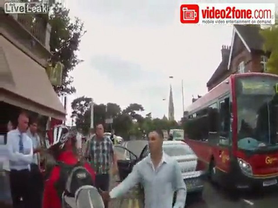 Caught on camera Die schockierende road rage Angriff durch ungeduldige Fahrer.
