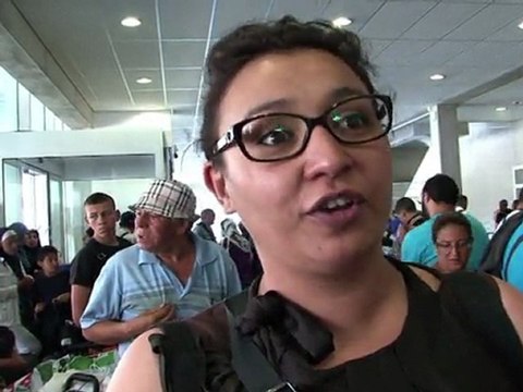 Port de Marseille: des passagers d'Air Algérie en attente