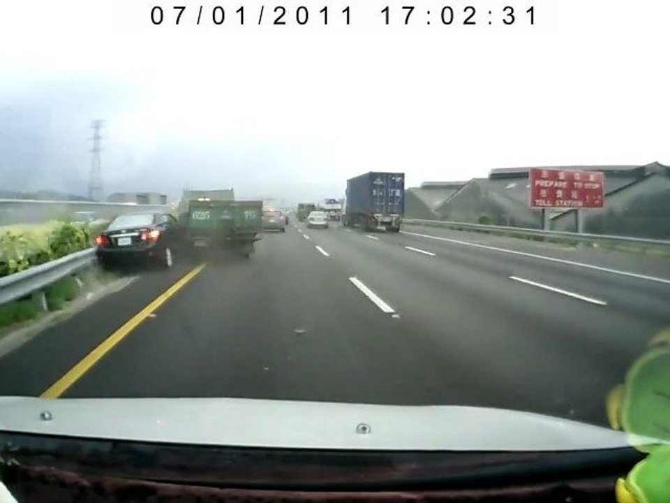 Un pneu explose sur l'autoroute a Taiwan