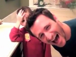 REACCIÓN DE UN NIÑO FRENTE A PAREJA GAY (subtitulado)
