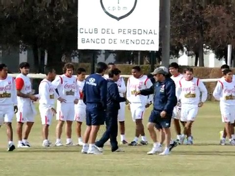 Perú entrena tras su agónica derrota ante Chile
