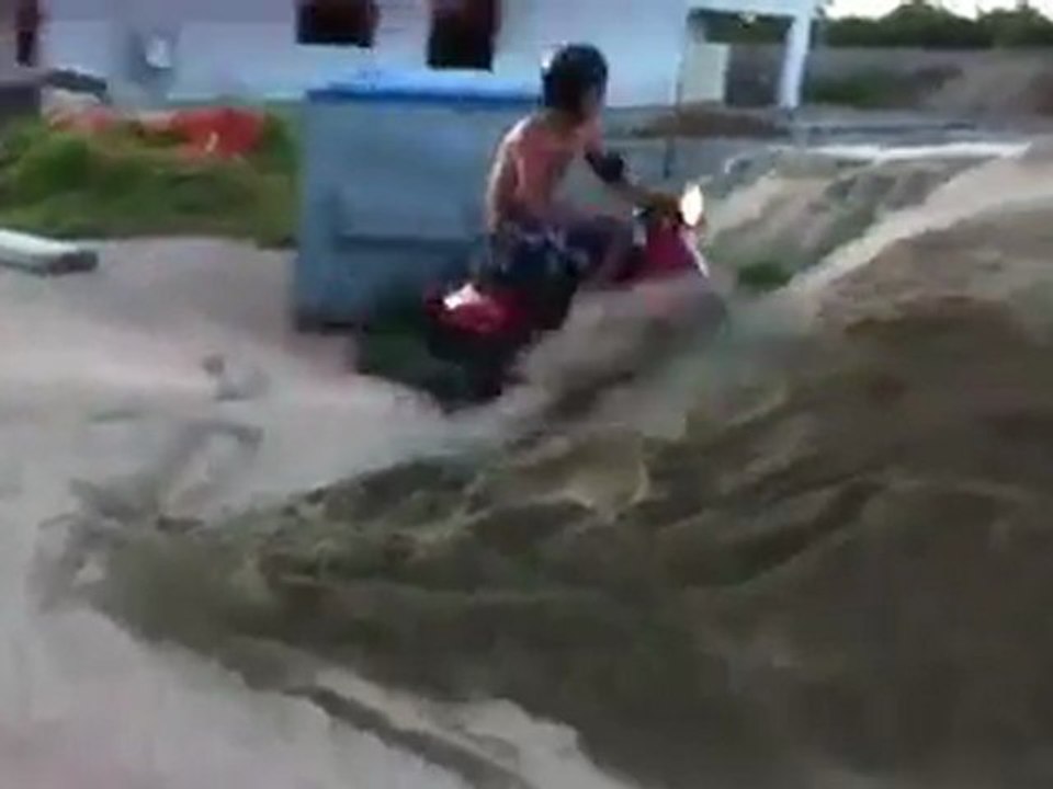 Fordern Sie einen Hang auf einem Roller Fail