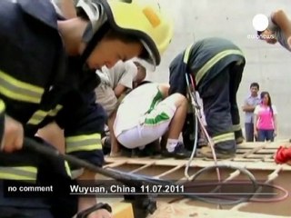 Un jeune garçon, au pied emprisonné sur... - no comment