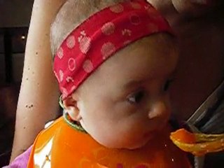 Mahée mange des carottes