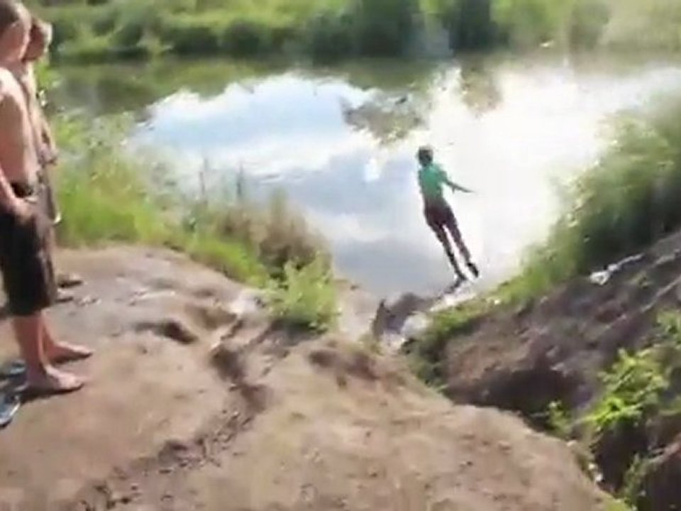 La fille de régis fait le saut de l'ange en VTT